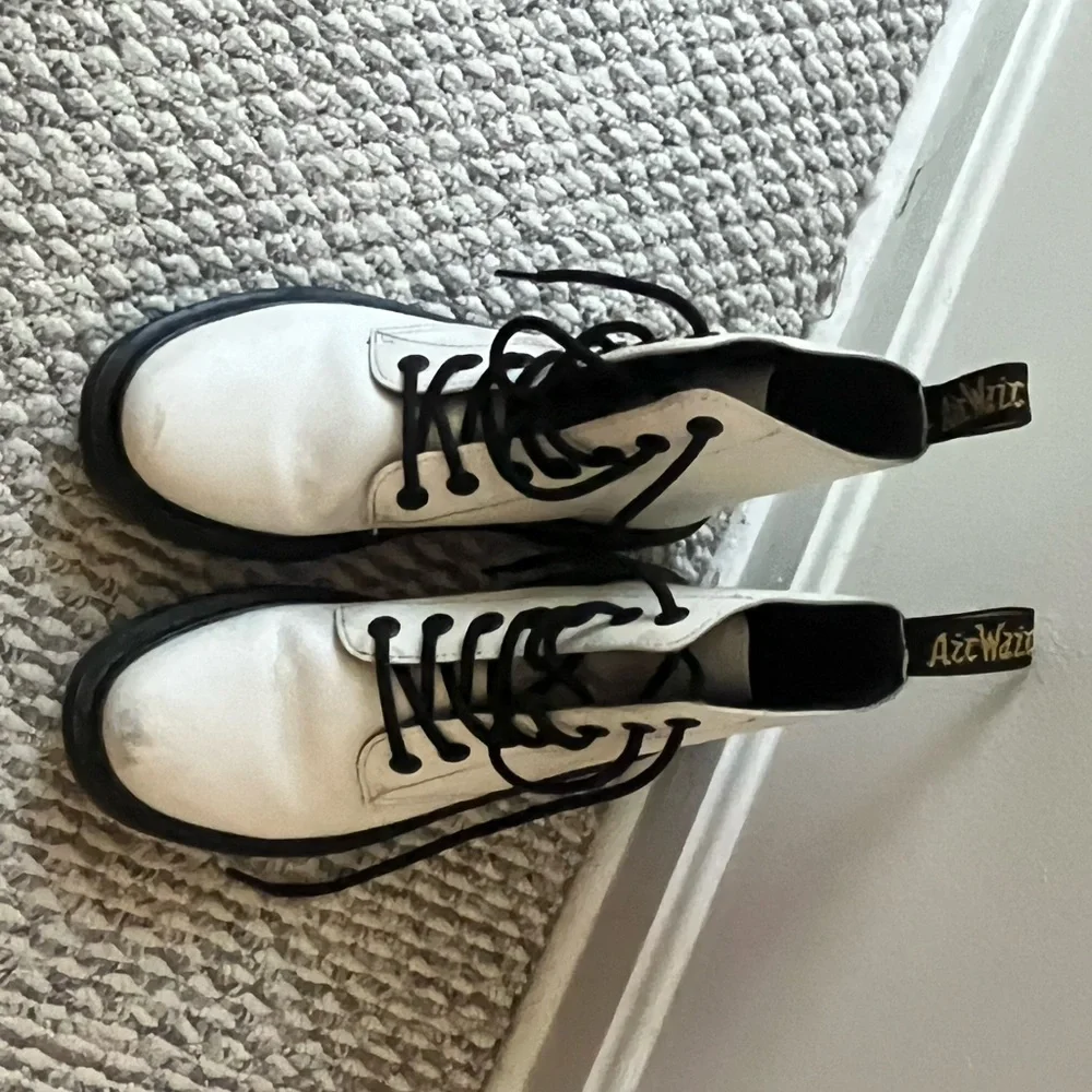 Dr Martens Lace Up Boots White and Black - Picture 3 of 6